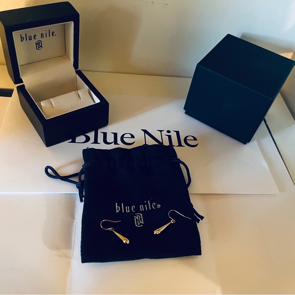 Elegant Gold Teardrop Earrings - Picture 4 of 9